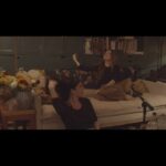 Natalia Lafourcade Instagram - Próximamente compartiremos el video de la versión acústica de estudio de la canción “Mi última canción triste” grabada en Coatepec (Veracruz,México) el 3 de noviembre del 2022. En este video estamos en el estudio de grabación escuchando todas las versiones grabadas para elegir la mejor. Voces. @natalialafourcade y @silviaperezcruzzzzz Letra y música: Sílvia 🎥 @danielsedas