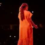 Natalia Lafourcade Instagram - ¡Colombia! 🇨🇴 Esta imagen me conmueve profundamente. Te amo Cuanto amor en este campo lleno de flores y corazones. Esta noche es histórica en mi trayectoria musical. Hacer arenas para mi ha sido un paso enorme en este camino. Pasaron muchos años y tanto en la vida que de alguna forma se quedó en las canciones. Poder presentar #detodaslasfloresnl en estos jardines enormes es un sueño. También, siento que es una relación tan nuestra que con el tiempo fuimos construyendo. Con este concierto hemos cerrado esta primera etapa de conciertos. Iniciamos en Canadá y terminamos en Colombia. 18 conciertos que se quedan tatuados en mi memoria para siempre. Se vienen días de silencio y calma para bajar de las nubes y volver al hogar. Cómo lo he dicho antes la lista de agradecimientos es enorme y quiero agradecerles por venir y entregar tanto amor en cada canción. Recibiéndolas con los brazos abiertos y ese nivel de complicidad. Es así. Es nuestra hermandad, nuestra amistar y compañía entre mundos y entre todas esas músicas que sonaron a una sola voz. Mi sueño de la vida. Mi gente es hermoso. Los sueños se hacen realidad. Por supuesto hay que creer y trabajar mucho pero se logra. Gracias vida y gracias a mi familia de trabajo que lo entregan todo con tanto amor. Nos vemos pronto, la gira continua. #detodaslasflorestour gracias @chechealara @urieleschido @emidorantes @trumpetpino @jorgegamboabass @lariruizvelasco @raymundopl @wilka_xalapa y gracias a todo el equipo de #fotografia y #audiovisual que capturaron estas imágenes de sueño. @lostinview ¡GRACIAS VIDA!