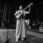 Natalia Lafourcade Instagram - Pasaron diez años para regresar a Venezuela 🇻🇪♥️ en este abrazo profundo de nuestra amada Soledad Bravo @soledadbravooficial pude sentir el abrazo de ustedes presentes en esa noche. Sigo procesando todo el amor y el cariño que hemos recibido en cada país que visitamos en este inicio de gira #detodaslasflorestour y Caracas no podía faltar en esta lista. Mi gente bella no solo se me cumple el sueño de volver a esta tierra que tanto amo. Ustedes lo saben me casé con Venezuela ya desde hace mucho tiempo y tanta inspiración que he recibido de sus hermosas músicas y amorosa gente. Recuerdo desde el primer día en que llegué a su tierra me sentí muy cerca como en casa como en Veracruz y confirmo la hermandad. Les amo profundo. Gracias por este concierto lleno de regalos, detalles, emociones a flor de piel y esa luna y esos cantos y ese tiempo que detuvo su andanza para solamente estar presentes y acompañarnos en cantos y amor eterno. ¡Viva la vida! Gracias Soledad gracias a la vida. #fotografia 🙏🏼 @ignacioetr