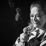 Natalia Lafourcade Instagram - Pasaron diez años para regresar a Venezuela 🇻🇪♥️ en este abrazo profundo de nuestra amada Soledad Bravo @soledadbravooficial pude sentir el abrazo de ustedes presentes en esa noche. Sigo procesando todo el amor y el cariño que hemos recibido en cada país que visitamos en este inicio de gira #detodaslasflorestour y Caracas no podía faltar en esta lista. Mi gente bella no solo se me cumple el sueño de volver a esta tierra que tanto amo. Ustedes lo saben me casé con Venezuela ya desde hace mucho tiempo y tanta inspiración que he recibido de sus hermosas músicas y amorosa gente. Recuerdo desde el primer día en que llegué a su tierra me sentí muy cerca como en casa como en Veracruz y confirmo la hermandad. Les amo profundo. Gracias por este concierto lleno de regalos, detalles, emociones a flor de piel y esa luna y esos cantos y ese tiempo que detuvo su andanza para solamente estar presentes y acompañarnos en cantos y amor eterno. ¡Viva la vida! Gracias Soledad gracias a la vida. #fotografia 🙏🏼 @ignacioetr