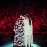 Natalia Lafourcade Instagram - Pasaron diez años para regresar a Venezuela 🇻🇪♥️ en este abrazo profundo de nuestra amada Soledad Bravo @soledadbravooficial pude sentir el abrazo de ustedes presentes en esa noche. Sigo procesando todo el amor y el cariño que hemos recibido en cada país que visitamos en este inicio de gira #detodaslasflorestour y Caracas no podía faltar en esta lista. Mi gente bella no solo se me cumple el sueño de volver a esta tierra que tanto amo. Ustedes lo saben me casé con Venezuela ya desde hace mucho tiempo y tanta inspiración que he recibido de sus hermosas músicas y amorosa gente. Recuerdo desde el primer día en que llegué a su tierra me sentí muy cerca como en casa como en Veracruz y confirmo la hermandad. Les amo profundo. Gracias por este concierto lleno de regalos, detalles, emociones a flor de piel y esa luna y esos cantos y ese tiempo que detuvo su andanza para solamente estar presentes y acompañarnos en cantos y amor eterno. ¡Viva la vida! Gracias Soledad gracias a la vida. #fotografia 🙏🏼 @ignacioetr