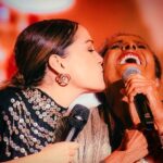 Natalia Lafourcade Instagram - Me siento profundamente agradecida y feliz de poder entrelazar caminos y cantos con mujeres que amo y admiro desde hace tanto tiempo. Es un sueño hecho realidad. Aquí la hermosa @susana_baca_oficial ofreciendo su corazón y su sonrisas que todo lo ilumina. Compañera gracias por aceptar y cantar Hasta la Raíz con tanto sentimiento. Tu canto es medicina. Te amo mamita. Nos hicieron sentir en casa. 🇵🇪❤️🕊🙏🏼🌸 #detodaslasflorestour ¡Viva la vida! #fotografia @fmedinaeffio y @r_umeres