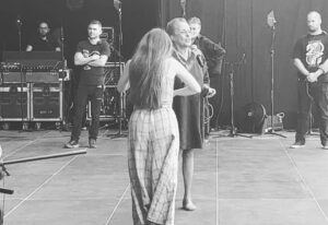 Natalia Lafourcade Instagram - Me siento profundamente agradecida y feliz de poder entrelazar caminos y cantos con mujeres que amo y admiro desde hace tanto tiempo. Es un sueño hecho realidad. Aquí la hermosa @susana_baca_oficial ofreciendo su corazón y su sonrisas que todo lo ilumina. Compañera gracias por aceptar y cantar Hasta la Raíz con tanto sentimiento. Tu canto es medicina. Te amo mamita. Nos hicieron sentir en casa. 🇵🇪❤️🕊🙏🏼🌸 #detodaslasflorestour ¡Viva la vida! #fotografia @fmedinaeffio y @r_umeres