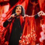 Natalia Lafourcade Instagram - Aquí cantando con la hermosa @evaayllonoficial esa canción que grabamos con Los Macorinos uno de mis boletos favoritos, Soy lo Prohibido. Gracias mamita por aceptar y venir para llenarnos de tu luz y presencia tan especial. Te adoro. 🇵🇪♥️🙏🏼 ¡Viva el Perú! #detodaslasflorestour #fotografia @fmedinaeffio y @r_umeres