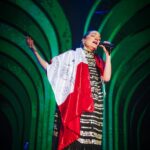 Natalia Lafourcade Instagram - Aquí cantando con la hermosa @evaayllonoficial esa canción que grabamos con Los Macorinos uno de mis boletos favoritos, Soy lo Prohibido. Gracias mamita por aceptar y venir para llenarnos de tu luz y presencia tan especial. Te adoro. 🇵🇪♥️🙏🏼 ¡Viva el Perú! #detodaslasflorestour #fotografia @fmedinaeffio y @r_umeres