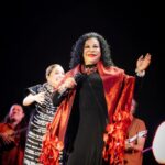 Natalia Lafourcade Instagram - Aquí cantando con la hermosa @evaayllonoficial esa canción que grabamos con Los Macorinos uno de mis boletos favoritos, Soy lo Prohibido. Gracias mamita por aceptar y venir para llenarnos de tu luz y presencia tan especial. Te adoro. 🇵🇪♥️🙏🏼 ¡Viva el Perú! #detodaslasflorestour #fotografia @fmedinaeffio y @r_umeres