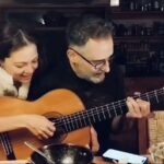 Natalia Lafourcade Instagram - Qué bonito celebrarnos en cantos de sobremesa. Yo agradezco a la vida por regalarme tu amistad y jugar a la música. Pues saltando entre nubes aquí nuestro humilde intento de compartir esta canción, se llama Para qué sufrir. Tu llevas la mano izquierda, yo bailo con mi derecha y así siempre danzándo. Amigo gracias por tu mundo, en Veracruz se te ama. @drexlerjorge 🌸 #video @campicampon 🙏🏻👀♥️