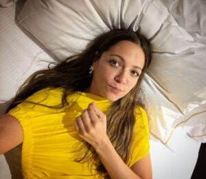 Natalia Lafourcade Instagram - Gracias Sevilla por recibirnos con tanto amor y bellas sorpresas en los @latingrammys  hemos disfrutado enorme cada celebración #detodaslasfloresnl y gracias #stylist @candanoclau y @ferragamo  por acompañarme en esta bella fiesta 💋❤️🇲🇽🌬🍃🇪🇸#sevilla ¡Que noche!
