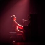 Natalia Lafourcade Instagram - Gracias CHILE 🇨🇱♥️🕊🙏🏼 llenamos la casa de amor. No puedo creerme lo que ha sido este regreso a los escenarios. Ustedes son parte de un momento inolvidable en mi historia y en mi camino en la música. Segunda arena @movistararena de la gira y cómo se los dije: no es que tenga la experiencia total con estos tamaños de lugares pero con tanto amor y tanto corazón encendido eso no importa mi gente. Gracias por acompañarme y por su presencia, por tanto amor y cariño y presencia en cada una de las canciones. Gracias a Violeta Parra que llegó con su energía, así lo sentí en nuestro canto. Gracias @manugarpez ese momento detuvo todo en mi ser y que importante para mi rendir ese homenaje y más ahora. Gracias @camila_moreno_ y @gepegepegepe que llegaron para cantar a nuestras raíces. Que momento Chile es parte de mi historia y mis raíces. Gracias @raymundo_santander por abrir la noche con tu hermosa música y presencia mi corazón no puede más de emoción y agradecimiento. Nos vemos a la vuelta. Les amo 🌸🕊🇨🇱🌞🙈🍃 #detodaslasflorestour #detodaslasfloresnl La lista es infinita @urieleschido @emidorantes @trumpetpino @lariruizvelasco @raymundopl @wilka_xalapa @jorgegamboabass