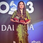Natalia Lafourcade Instagram - Estoy realmente en las nubes mi gente hermosa. Ayer fue una noche llena de sorpresas de momentos y regalos. DE TODAS LAS FLORES ha ganado tres #latingrammys Mejor canción de cantautor, mejor álbum cantautor y grabación del año muchas gracias @latingrammys esto es un sueño. Estoy que sigo sin creerlo y quiero decir tantas cosas a la vez que no encuentro las palabras apropiadas. Ha sido tanto camino tanto trabajo y la familia es realmente grande. Gracias @adanjodorowsky por llevarme de la mano en esta caminito. Gracias @jerryaudio que manejaron con tanta elegancia y amor la grabación y la mezcla en máquina de cinta de estas músicas. @eldavidaguilar amigo nuestras canciones aquí. Gracias a cada persona involucrada en este disco. @marcribotmusic @sevastianstaingber @emidorantes @cyrilatef la lista es enorme y poco a poco iremos recordando mi gente. Gracias infinitas a mi equipo de management y oficina. A @sonymusicmexico @sonymusiclatin @sonymusicspain que apoyaron esta pieza y que celebramos siempre con tanto amor, un camino largo de anécdotas. Gracias @laurapausini que mientras Adán recibía el reconocimiento a la grabación del año tu y yo nos abrazábamos desde lo más profundo y genuino del amor de compañeras soñando encontrar nuestras voces algún día. Por favor que suceda. 🌸♥️ Gracias @julietavenegasp y @drexlerjorge amigos amados. Corrí por los pasillos alegre y no alcancé a llegar pero me llevo ese abrazo que se expande en tantas direcciones. AMOR ♥️🌸🙏🏼 Amigos y amigas en la academia que votaron por este disco. El disco que más me ha marcado como ser humano hasta el momento. Las canciones que me siguen sanado en cada día. Y afortunadamente lo están haciendo ahora con muchas personas a quienes con todo mi corazón canto cada vez. La música es servicio es medicina es vida. ¡Gracias vida! 🙌🕊 me quedo corta en decir ¡GRACIAS! #sevilla