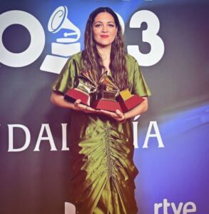 Natalia Lafourcade Instagram - Estoy realmente en las nubes mi gente hermosa. Ayer fue una noche llena de sorpresas de momentos y regalos. DE TODAS LAS FLORES ha ganado tres #latingrammys Mejor canción de cantautor, mejor álbum cantautor y grabación del año muchas gracias @latingrammys esto es un sueño. Estoy que sigo sin creerlo y quiero decir tantas cosas a la vez que no encuentro las palabras apropiadas. Ha sido tanto camino tanto trabajo y la familia es realmente grande. Gracias @adanjodorowsky por llevarme de la mano en esta caminito. Gracias @jerryaudio que manejaron con tanta elegancia y amor la grabación y la mezcla en máquina de cinta de estas músicas. @eldavidaguilar amigo nuestras canciones aquí. Gracias a cada persona involucrada en este disco. @marcribotmusic @sevastianstaingber @emidorantes @cyrilatef la lista es enorme y poco a poco iremos recordando mi gente. Gracias infinitas a mi equipo de management y oficina. A @sonymusicmexico @sonymusiclatin @sonymusicspain que apoyaron esta pieza y que celebramos siempre con tanto amor, un camino largo de anécdotas. Gracias @laurapausini que mientras Adán recibía el reconocimiento a la grabación del año tu y yo nos abrazábamos desde lo más profundo y genuino del amor de compañeras soñando encontrar nuestras voces algún día. Por favor que suceda. 🌸♥️ Gracias @julietavenegasp y @drexlerjorge amigos amados. Corrí por los pasillos alegre y no alcancé a llegar pero me llevo ese abrazo que se expande en tantas direcciones. AMOR ♥️🌸🙏🏼 Amigos y amigas en la academia que votaron por este disco. El disco que más me ha marcado como ser humano hasta el momento. Las canciones que me siguen sanado en cada día. Y afortunadamente lo están haciendo ahora con muchas personas a quienes con todo mi corazón canto cada vez. La música es servicio es medicina es vida. ¡Gracias vida! 🙌🕊 me quedo corta en decir ¡GRACIAS! #sevilla