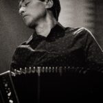 Natalia Lafourcade Instagram - Me ha tomado el día integrar y aún no lo logro. Que momento mi gente linda el que hemos vivido en Buenos Aires. Su presencia, su cariño, su canto y emoción me hicieron sentir en lo más profundo de mi ser cada palabra cantada y cada acorde musical. Arriba de ese escenario para todos en mi equipo de trabajo fue emprender un nuevo momento de la gira. Se sintió como un comienzo de algo que seguro ni imaginamos el rumbo que tomará. Liberamos el arte visual junto a la música. Diseñado para lugares así de grandes. Esta gira sigue siendo un sueño. Y ayer por la noche la casa se llenó de amor y se llenó de flores. Ese enorme jardín de flores y belleza donde jugamos a la magia, jugamos a la música. Y llegaron amigos y amigas. Gracias @adrianavarelaoficial que llegaste con tu fuerza volcánica para interpretar esas canciones que tanto amo, a ti Ruso @conociendorusia por ese momento infinito de amor y bailes entre cantos, encendimos las velas, a @gabomerlino que con tu bandoneón abrazaste nuestro canto igual que tu Marcelo llenando de tango la casa. Y finalmente a mi amado amigo @kevinjohansenoficial que logramos cerrar la noche en ese momentito de estrellas fugitivas. Un sueño de noche. La lista de agradecimientos es #detodaslasflorestour infinita. Este momento y esta imagen se ha caminado. Más de veintitrés años de pasión en mi camino musical. Y ya cientos de hilos entrelazados. Quiero agradecer también a mi familia en este tour porque lo están entregando todo y más. Aquí me dicen Nati y eso siempre me ha hecho sentir en familia mi gente. Viva la vida. Argentina gracias por tu amor. Yo te amo ❤️🇦🇷 seguimos ya estamos en Córdoba 🕊🌸