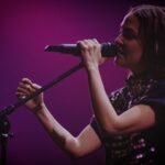 Natalia Lafourcade Instagram - Me ha tomado el día integrar y aún no lo logro. Que momento mi gente linda el que hemos vivido en Buenos Aires. Su presencia, su cariño, su canto y emoción me hicieron sentir en lo más profundo de mi ser cada palabra cantada y cada acorde musical. Arriba de ese escenario para todos en mi equipo de trabajo fue emprender un nuevo momento de la gira. Se sintió como un comienzo de algo que seguro ni imaginamos el rumbo que tomará. Liberamos el arte visual junto a la música. Diseñado para lugares así de grandes. Esta gira sigue siendo un sueño. Y ayer por la noche la casa se llenó de amor y se llenó de flores. Ese enorme jardín de flores y belleza donde jugamos a la magia, jugamos a la música. Y llegaron amigos y amigas. Gracias @adrianavarelaoficial que llegaste con tu fuerza volcánica para interpretar esas canciones que tanto amo, a ti Ruso @conociendorusia por ese momento infinito de amor y bailes entre cantos, encendimos las velas, a @gabomerlino que con tu bandoneón abrazaste nuestro canto igual que tu Marcelo llenando de tango la casa. Y finalmente a mi amado amigo @kevinjohansenoficial que logramos cerrar la noche en ese momentito de estrellas fugitivas. Un sueño de noche. La lista de agradecimientos es #detodaslasflorestour infinita. Este momento y esta imagen se ha caminado. Más de veintitrés años de pasión en mi camino musical. Y ya cientos de hilos entrelazados. Quiero agradecer también a mi familia en este tour porque lo están entregando todo y más. Aquí me dicen Nati y eso siempre me ha hecho sentir en familia mi gente. Viva la vida. Argentina gracias por tu amor. Yo te amo ❤️🇦🇷 seguimos ya estamos en Córdoba 🕊🌸