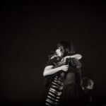 Natalia Lafourcade Instagram - Me ha tomado el día integrar y aún no lo logro. Que momento mi gente linda el que hemos vivido en Buenos Aires. Su presencia, su cariño, su canto y emoción me hicieron sentir en lo más profundo de mi ser cada palabra cantada y cada acorde musical. Arriba de ese escenario para todos en mi equipo de trabajo fue emprender un nuevo momento de la gira. Se sintió como un comienzo de algo que seguro ni imaginamos el rumbo que tomará. Liberamos el arte visual junto a la música. Diseñado para lugares así de grandes. Esta gira sigue siendo un sueño. Y ayer por la noche la casa se llenó de amor y se llenó de flores. Ese enorme jardín de flores y belleza donde jugamos a la magia, jugamos a la música. Y llegaron amigos y amigas. Gracias @adrianavarelaoficial que llegaste con tu fuerza volcánica para interpretar esas canciones que tanto amo, a ti Ruso @conociendorusia por ese momento infinito de amor y bailes entre cantos, encendimos las velas, a @gabomerlino que con tu bandoneón abrazaste nuestro canto igual que tu Marcelo llenando de tango la casa. Y finalmente a mi amado amigo @kevinjohansenoficial que logramos cerrar la noche en ese momentito de estrellas fugitivas. Un sueño de noche. La lista de agradecimientos es #detodaslasflorestour infinita. Este momento y esta imagen se ha caminado. Más de veintitrés años de pasión en mi camino musical. Y ya cientos de hilos entrelazados. Quiero agradecer también a mi familia en este tour porque lo están entregando todo y más. Aquí me dicen Nati y eso siempre me ha hecho sentir en familia mi gente. Viva la vida. Argentina gracias por tu amor. Yo te amo ❤️🇦🇷 seguimos ya estamos en Córdoba 🕊🌸