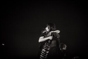 Natalia Lafourcade Instagram - Me ha tomado el día integrar y aún no lo logro. Que momento mi gente linda el que hemos vivido en Buenos Aires. Su presencia, su cariño, su canto y emoción me hicieron sentir en lo más profundo de mi ser cada palabra cantada y cada acorde musical. Arriba de ese escenario para todos en mi equipo de trabajo fue emprender un nuevo momento de la gira. Se sintió como un comienzo de algo que seguro ni imaginamos el rumbo que tomará. Liberamos el arte visual junto a la música. Diseñado para lugares así de grandes. Esta gira sigue siendo un sueño. Y ayer por la noche la casa se llenó de amor y se llenó de flores. Ese enorme jardín de flores y belleza donde jugamos a la magia, jugamos a la música. Y llegaron amigos y amigas. Gracias @adrianavarelaoficial que llegaste con tu fuerza volcánica para interpretar esas canciones que tanto amo, a ti Ruso @conociendorusia por ese momento infinito de amor y bailes entre cantos, encendimos las velas, a @gabomerlino que con tu bandoneón abrazaste nuestro canto igual que tu Marcelo llenando de tango la casa. Y finalmente a mi amado amigo @kevinjohansenoficial que logramos cerrar la noche en ese momentito de estrellas fugitivas. Un sueño de noche. La lista de agradecimientos es #detodaslasflorestour infinita. Este momento y esta imagen se ha caminado. Más de veintitrés años de pasión en mi camino musical. Y ya cientos de hilos entrelazados. Quiero agradecer también a mi familia en este tour porque lo están entregando todo y más. Aquí me dicen Nati y eso siempre me ha hecho sentir en familia mi gente. Viva la vida. Argentina gracias por tu amor. Yo te amo ❤️🇦🇷 seguimos ya estamos en Córdoba 🕊🌸
