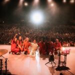 Natalia Lafourcade Instagram - I would like to say ¡thank youuuuu! 🍀 ♥️🇺🇸🙏🏼 to all the beautiful people that came to the concerts in USA. Now I know that is not just the Latin community coming to see our shows, there’s also people from different countries attending and listening to the music we’re sharing on this tour. Woooooow I feel like flying so so so high in the sky. This confirms to me the power of music as the language of love, the universal language once I can see from the stage all of you singing, dancing, crying, feeling and being so beautiful like a huge garden of flowers. All as one. So present and so alive. I’m so fortuned and we’re so fortuned for experiencing such a human and soul conexión in life, right? I normally feel shy writing English but now I don’t care I need to say thank you to all of you guys from the deepest of my heart as well. And the words I would say I know are not going to be enough. ¡Viva la vida! you made us feel like family like home. And bringing a part of the music that comes from México, and the great composers we have and also sharing those songs from Latinoamérica that are such an inspiration to me and se how much you enjoy, is just wonderful. It’s my honor and pleasure. I miss you all ready 🙏🏼❤️🇺🇸🕊🇲🇽 we will see each other again very soon I know that. 🌞 thank you for being my ocean love. #detodaslasflorestour #detodaslasfloresnl gracias USA 🇺🇸♥️🙏🏼 Nos vamos para Argentina 🇦🇷🌬❤️🍃. @urieleschido @wilka_xalapa @raymundopl @jorgegamboabass @lariruizvelasco @trumpetpino @emidorantes 🌋 #fotografia @mexicanocowboy #stylist @candanoclau @c.a.n.c.i.n.o 🌑
