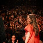 Natalia Lafourcade Instagram - Mi gente hermosa. Quisiera agradecer profundamente por los conciertos que hemos disfrutado tanto en LA 🇺🇸♥️🙏🏼 este 3 y 4 de Agosto. Mi corazón se desborda de amor y me conmuevo a lágrimas de sentir su cariño, sus palabras en cartas, su amor, las flores, nuestros cantos, las miradas y tanto que se dice en la energía. Estos dos conciertos fueron los primeros que se confirmaron en esta gira internacional #detodaslasflorestour y deseo recordarles que cada fecha ustedes siguen haciendo el sueño de mi vida realidad y el de nuestra música. Después de confirmar estas fechas y gracias a estos shows dimos el paso con mi equipo de trabajo para ir a muchos lugares sin tener certeza exacta de lo que pasaría pero confiando que todo estaría bien. Después de meses de haber confirmado este viaje cada lugar desde que iniciamos este viaje se ha llenado de su presencia. Ahí nos encontramos cómo antes pero aún mejor. Ha sido todo un viaje, toda la construcción de un camino y una complicidad que atesoro. Hemos terminado esta primera etapa de conciertos en USA. Un vuelo de sueño. Estamos emocionados de emprender nuestro camino para Latinoamérica donde continuamos esta primera etapa de la gira. Y mis palabras no son suficientes. Gracias infinitas por hacerme parte de sus vidas y ustedes ser parte de lo que a la fecha sigue siendo mi pasión más profunda 🌬 “la música siempre será mi maestra” #detodaslasfloresnl y ustedes siempre serán las flores de mi jardín 🪴🍃🌸 #fotografia @mexicanocowboy