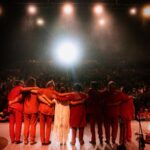 Natalia Lafourcade Instagram - Mi gente hermosa. Quisiera agradecer profundamente por los conciertos que hemos disfrutado tanto en LA 🇺🇸♥️🙏🏼 este 3 y 4 de Agosto. Mi corazón se desborda de amor y me conmuevo a lágrimas de sentir su cariño, sus palabras en cartas, su amor, las flores, nuestros cantos, las miradas y tanto que se dice en la energía. Estos dos conciertos fueron los primeros que se confirmaron en esta gira internacional #detodaslasflorestour y deseo recordarles que cada fecha ustedes siguen haciendo el sueño de mi vida realidad y el de nuestra música. Después de confirmar estas fechas y gracias a estos shows dimos el paso con mi equipo de trabajo para ir a muchos lugares sin tener certeza exacta de lo que pasaría pero confiando que todo estaría bien. Después de meses de haber confirmado este viaje cada lugar desde que iniciamos este viaje se ha llenado de su presencia. Ahí nos encontramos cómo antes pero aún mejor. Ha sido todo un viaje, toda la construcción de un camino y una complicidad que atesoro. Hemos terminado esta primera etapa de conciertos en USA. Un vuelo de sueño. Estamos emocionados de emprender nuestro camino para Latinoamérica donde continuamos esta primera etapa de la gira. Y mis palabras no son suficientes. Gracias infinitas por hacerme parte de sus vidas y ustedes ser parte de lo que a la fecha sigue siendo mi pasión más profunda 🌬 “la música siempre será mi maestra” #detodaslasfloresnl y ustedes siempre serán las flores de mi jardín 🪴🍃🌸 #fotografia @mexicanocowboy