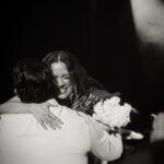 Natalia Lafourcade Instagram - Mi gente hermosa. Quisiera agradecer profundamente por los conciertos que hemos disfrutado tanto en LA 🇺🇸♥️🙏🏼 este 3 y 4 de Agosto. Mi corazón se desborda de amor y me conmuevo a lágrimas de sentir su cariño, sus palabras en cartas, su amor, las flores, nuestros cantos, las miradas y tanto que se dice en la energía. Estos dos conciertos fueron los primeros que se confirmaron en esta gira internacional #detodaslasflorestour y deseo recordarles que cada fecha ustedes siguen haciendo el sueño de mi vida realidad y el de nuestra música. Después de confirmar estas fechas y gracias a estos shows dimos el paso con mi equipo de trabajo para ir a muchos lugares sin tener certeza exacta de lo que pasaría pero confiando que todo estaría bien. Después de meses de haber confirmado este viaje cada lugar desde que iniciamos este viaje se ha llenado de su presencia. Ahí nos encontramos cómo antes pero aún mejor. Ha sido todo un viaje, toda la construcción de un camino y una complicidad que atesoro. Hemos terminado esta primera etapa de conciertos en USA. Un vuelo de sueño. Estamos emocionados de emprender nuestro camino para Latinoamérica donde continuamos esta primera etapa de la gira. Y mis palabras no son suficientes. Gracias infinitas por hacerme parte de sus vidas y ustedes ser parte de lo que a la fecha sigue siendo mi pasión más profunda 🌬 “la música siempre será mi maestra” #detodaslasfloresnl y ustedes siempre serán las flores de mi jardín 🪴🍃🌸 #fotografia @mexicanocowboy