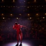 Natalia Lafourcade Instagram - Nos encaminamos a nuestro siguiente destino. Gracias vida gracias mi gente linda. Una vez más se nos llenó la casa de amor y alegría. Dallas nos recibió para encender nuestro fuego de amor. Y llegamos de muchos lugares para compartir esa noche inolvidable. Nunca olvidaré cómo se apago todo y nuestras voces sonaron a un solo fluir. Una sola voz cantando la llorona. ❤️🙏🏼🌬🇺🇸🕊🇲🇽🍃 que orgullo y que enorme honor poder seguir interpretando esas músicas que tanto amo. Nos vamos ya para LA y continuamos este viaje maravilloso. Les amo #detodaslasfloresnl #detodaslasflorestour #fotografia @nainleon 🙏🏼 a volar @urieleschido @wilka_xalapa @raymundopl @jorgegamboabass @trumpetpino @emidorantes @lariruizvelasco. ¡VIVA LA MÚSICA!