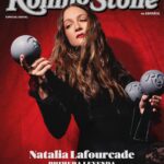 Natalia Lafourcade Instagram - Desde pequeña mi madre me enseñó a no hacer las cosas por un reconocimiento o calificación. Siempre me hablaba de conectar a la verdadera razón del porque estaba haciendo las cosas. Canta con el alma, conecta a tu emoción, tu corazón, sigue tu intuición y si por ahí encuentras al duende, y se llega a la magia, puede ser que entonces venga el gran premio. Y eso se siente cuando llega. Pasaron años para comprender el verdadero símbolo qué hay detrás de un reconocimiento y entender lo que representa. Agradezco tanto a mis padres que me enseñaron acerca de lo esencial en la música y en la vida. Eso se encuentra más en las profundidades y después me ha tocado buscar mis caminos, investigarlos, caer y volver a levantarme. #detodaslasfloresnl es ese disco que me salvó, canciones maestras que llegaron para recordarme lo que había olvidado. Y volver a mis jardines internos, tomar mi vida con responsabilidad y conciencia para caminarla lo más bonito que pueda y en un campo vacío sembrar nuevas semillas. Volverme curandera de mis propias raíces y mi propia tierra. Soy afortunada, he encontrado a muchas personas que lo van trabajando a mi lado. Que se han convertido en mi familia laboral y soporte para poder estar aquí y seguir compartiendo música con tantas personas que me acompañan y a quienes puedo acompañar en sus vidas. Este reconocimiento representa el conjunto de miles de momentitos en esta vida y entonces se habla de una Leyenda que se va construyendo aún y se seguirá escribiendo en el paso del tiempo. Me siento profundamente agradecida con mis colegas en la industria que tanto me inspiran, con mi hermosa familia, con mi equipo de trabajo, con ustedes mi gente bella. A seguir el camino y seguir buscando. Este reconocimiento lo dedicó a todos aquellos artistas que van iniciando sus caminos y levantó la piedra porque siempre encontremos desde el alma inspiración y belleza en nuestros trabajos. Gracias @rollingstoneenespanol @rollingstone 🙏🏼 #fotografia @marioalzatee al final @maureenmevans ❤️🕊