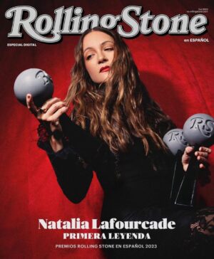 Natalia Lafourcade Instagram - Desde pequeña mi madre me enseñó a no hacer las cosas por un reconocimiento o calificación. Siempre me hablaba de conectar a la verdadera razón del porque estaba haciendo las cosas. Canta con el alma, conecta a tu emoción, tu corazón, sigue tu intuición y si por ahí encuentras al duende, y se llega a la magia, puede ser que entonces venga el gran  premio. Y eso se siente cuando llega. Pasaron años para comprender el verdadero símbolo qué hay detrás de un reconocimiento y entender lo que representa. Agradezco tanto a mis padres que me enseñaron acerca de lo esencial en la música y en la vida. Eso se encuentra más en las profundidades y después me ha tocado buscar mis caminos, investigarlos, caer y volver a levantarme. #detodaslasfloresnl es ese disco que me salvó, canciones maestras que llegaron para recordarme lo que había olvidado. Y volver a mis jardines internos, tomar mi vida con responsabilidad y conciencia para caminarla lo más bonito que pueda y en un campo vacío sembrar nuevas semillas. Volverme curandera de mis propias raíces y mi propia tierra. Soy afortunada, he encontrado a muchas personas que lo van trabajando a mi lado. Que se han convertido en mi familia laboral y soporte para poder estar aquí y seguir compartiendo música con tantas personas que me acompañan y a quienes puedo acompañar en sus vidas. Este reconocimiento representa el conjunto de miles de momentitos en esta vida y entonces se habla de una Leyenda que se va construyendo aún y se seguirá escribiendo en el paso del tiempo. Me siento profundamente agradecida con mis colegas en la industria que tanto me inspiran, con mi hermosa familia, con mi equipo de trabajo, con ustedes mi gente bella. A seguir el camino y seguir buscando. Este reconocimiento lo dedicó a todos aquellos artistas que van iniciando sus caminos y levantó la piedra porque siempre encontremos desde el alma  inspiración y belleza en nuestros trabajos. Gracias @rollingstoneenespanol @rollingstone 🙏🏼 #fotografia @marioalzatee 
al final @maureenmevans ❤️🕊