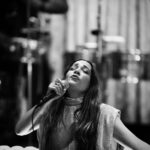 Natalia Lafourcade Instagram - Estoy entrando por la puerta De una tierra desconocida Cuarenta primaveras fueron es morir, es nacer, es crecer. Que alguien encienda las velas Que voy confundida y dichosa Alegre botando lágrimas ¡Felicidad escurridiza! Como me lo dijo mi padre: Así pasa la vida mija Yo sigo llamando a mi alma Que alguien encienda las velas Que alguien encienda las luces Mi pequeño cuerpo contiene una niña mujer inquieta Desbordada en su locura Reclamando su tiempo, su danza La bailarina mariposa Reclamando su campo, su árbol Soy yo! Entrando por la puerta De una tierra desconocida Cuarenta veranos de vida. Mi corazón se emociona mucho de recordar esta bella fiesta llena de amistades y emociones. Ya estoy en el cuarto piso ¡Que viva la vida! Gracias enormes por estos regalos que llenaron de elegancia a la niña mujer, mujer niña que siempre quiero llevar en el camino. @candanoclau @c.a.n.c.i.n.o @louboutinworld @tailorpr 🌸🙏🏼🕊♥️ #fotografias @hpellerano @barbacabaret Los 40 los seguiré celebrando tooooooodito el año. 🔥💜 CDMX
