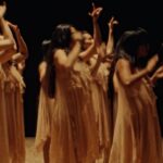 Natalia Lafourcade Instagram - Brindo por nosotras las mujeres y por nuestras relaciones en armonía con este mundo en donde ha sido tan difícil ser y ser libres, pero que ese fuego interno siga dando calor a nuestra marcha, nuestra lucha, nuestra voz, y que se mantengan unidas nuestras tribus y que ese fuego siga alimentando el motor de nuestro movimiento. Que se vuelvan polvo todos los dolores, que los quemé el fuego y vengan nuevas flores. —> Link en mi bio. 🌸🙏🏼🙌🔥🌓💜🕊 Veracruz, Mexico