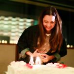 Natalia Lafourcade Instagram - Mi gente hermosa: Ha sido maravilloso encontrarnos en los estudios de @sonymusicstudiosmx para celebrar mis 40 años caminando esta vida. Cuarenta personas bellas que me acompañaron para cantar, comer rico ese pastel y compartir nuestros universos. Nunca lo olvidaré. Gracias a las personas que se registraron ya tenemos sus cuentas en nuestra base de datos en la página oficial y eso me permitirá tenerles más cerquita para compartirles futuras noticias. Les amo. Que venga más y más vida. 🧡🌻🌸🙏🏼 #fotografia @hpellerano 🙏🏼 CDMX
