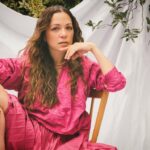Natalia Lafourcade Instagram - Gracias @quiencom 🧡 por hacerme parte de la increíble edición “31 mujeres que amamos”. Siendo reconocida junto a mis compañeras, somos 30 mujeres todas con historias y trayectorias que nos inspiran y nos dejan claro el protagonismo que, aun con barreras, ha ganado la mujer en nuestra sociedad. Y que importante reconocerlo y mirarnos unas a otras. Esta lista incluye activistas y buscadoras de justicia, atletas que se imponen en sus disciplinas, artistas y contadoras de historias que utilizan sus plataformas para colocar en la sociedad mensajes importantes, empresarias y creadoras de contenido que reclaman el lugar que les pertenece. Es realmente inspirador y celebro ser parte de esta comunidad. Compañeras: que sigamos fortaleciendo nuestra andanza aportado cosas enormes y positivas a nuestro mundo. Issa López, Elda Cantú, Nayelli López, Mónica Ortiz Álvarez, Norma Romero Vázquez, Elsa Elmar, Macarena Riva, Samantha Tams, Gabriela Vargas Fernanda Castillo, Kenya Cuevas, Natalia Solián, Renata Zarazúa, Blanca Ríos, Patricia Kelly, María Rivero, Saru Miranda, Alejandra Prieto, Laura Álvarez, Ana Gabriela Fernández, Aida Mulato, Ramona Cosio y Nieves Guerra, Jazmín Salazar, Andrea Gutiérrez, Eugenia Méndez y Thalía Trillo, Paty Cantú, Sara Levy, Blanca Villagómez, Alexa Moreno, Silvia Dávila, Teresa Gutiérrez, Emilia Hernández y Majo Aguilar. Fotos @tanchv Edición de textos @elefante_analfabeta Maquillaje y peinado @israquiroz Styling @candanoclau y @lupislupismb Coordinación @mariterelg y @maitecuesta_ Producción @brendafdzu Diseño @vanndiaz Editora general @maria__torres #31mujeres #quienesquien