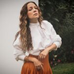 Natalia Lafourcade Instagram - Gracias @quiencom 🧡 por hacerme parte de la increíble edición “31 mujeres que amamos”. Siendo reconocida junto a mis compañeras, somos 30 mujeres todas con historias y trayectorias que nos inspiran y nos dejan claro el protagonismo que, aun con barreras, ha ganado la mujer en nuestra sociedad. Y que importante reconocerlo y mirarnos unas a otras. Esta lista incluye activistas y buscadoras de justicia, atletas que se imponen en sus disciplinas, artistas y contadoras de historias que utilizan sus plataformas para colocar en la sociedad mensajes importantes, empresarias y creadoras de contenido que reclaman el lugar que les pertenece. Es realmente inspirador y celebro ser parte de esta comunidad. Compañeras: que sigamos fortaleciendo nuestra andanza aportado cosas enormes y positivas a nuestro mundo. Issa López, Elda Cantú, Nayelli López, Mónica Ortiz Álvarez, Norma Romero Vázquez, Elsa Elmar, Macarena Riva, Samantha Tams, Gabriela Vargas Fernanda Castillo, Kenya Cuevas, Natalia Solián, Renata Zarazúa, Blanca Ríos, Patricia Kelly, María Rivero, Saru Miranda, Alejandra Prieto, Laura Álvarez, Ana Gabriela Fernández, Aida Mulato, Ramona Cosio y Nieves Guerra, Jazmín Salazar, Andrea Gutiérrez, Eugenia Méndez y Thalía Trillo, Paty Cantú, Sara Levy, Blanca Villagómez, Alexa Moreno, Silvia Dávila, Teresa Gutiérrez, Emilia Hernández y Majo Aguilar. Fotos @tanchv Edición de textos @elefante_analfabeta Maquillaje y peinado @israquiroz Styling @candanoclau y @lupislupismb Coordinación @mariterelg y @maitecuesta_ Producción @brendafdzu Diseño @vanndiaz Editora general @maria__torres #31mujeres #quienesquien