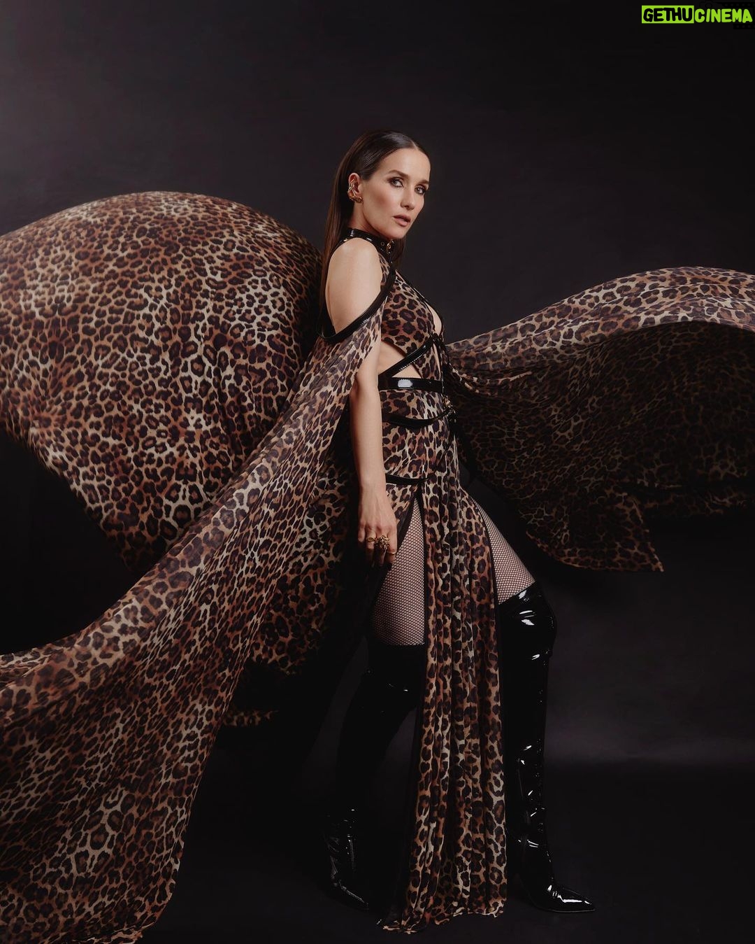 Natalia Oreiro Instagram - El Gato volador 🐆 Anoche en semifinales de @lavoz_uy 🐆 @brunoilusorio 🖤 @_tavogarcia 🐆 @rosanjuan 🖤 @luligemelli 🐆 @ghoda.uy 🖤 @lajollashoes 🐆 @diegoalfonsouy 🖤 @castillosfernando 🐆 @merynaor 🖤 @@karechelixir 🐆 @bliss.com.ar 🖤 @lu.lul