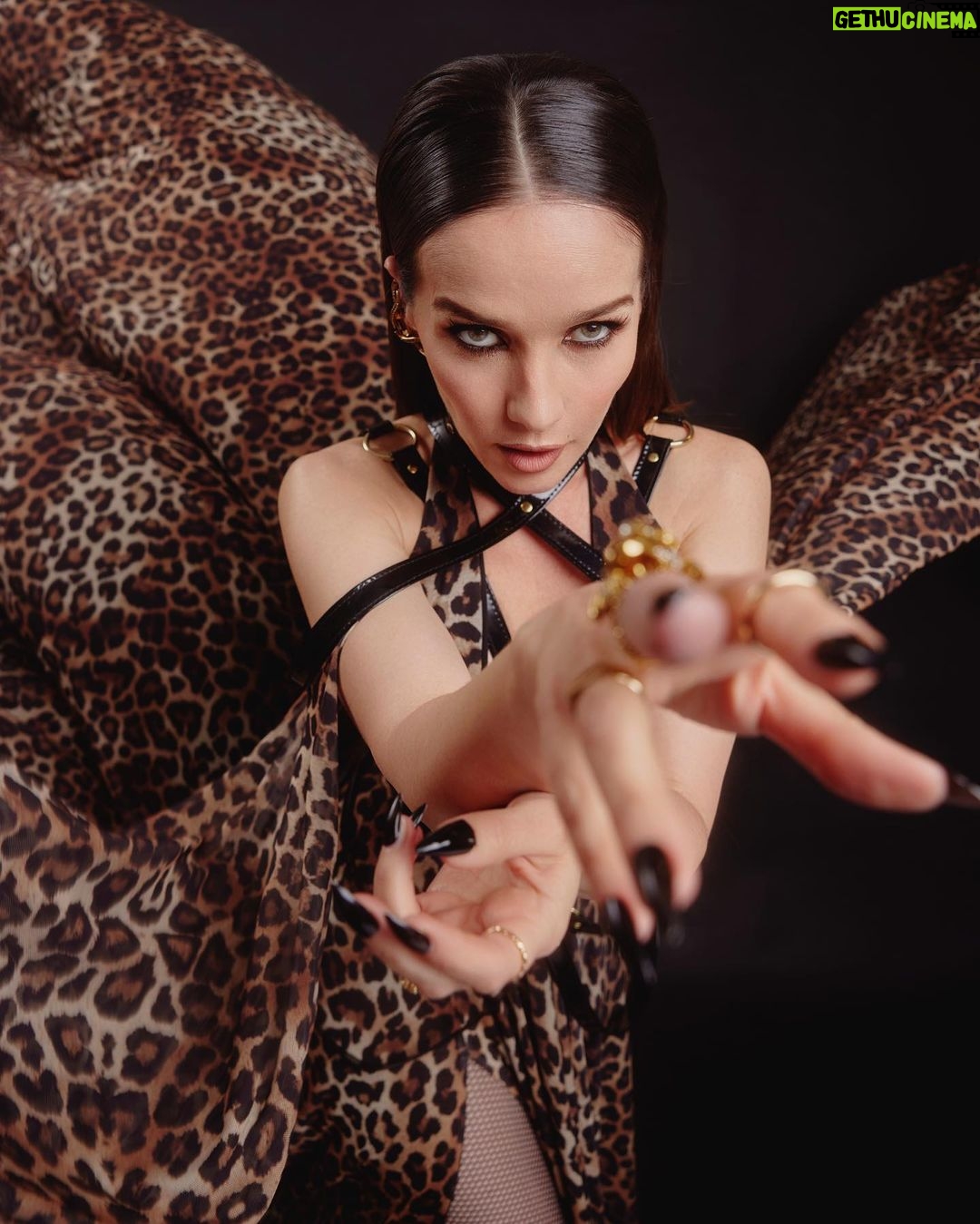 Natalia Oreiro Instagram - El Gato volador 🐆 Anoche en semifinales de @lavoz_uy 🐆 @brunoilusorio 🖤 @_tavogarcia 🐆 @rosanjuan 🖤 @luligemelli 🐆 @ghoda.uy 🖤 @lajollashoes 🐆 @diegoalfonsouy 🖤 @castillosfernando 🐆 @merynaor 🖤 @@karechelixir 🐆 @bliss.com.ar 🖤 @lu.lul