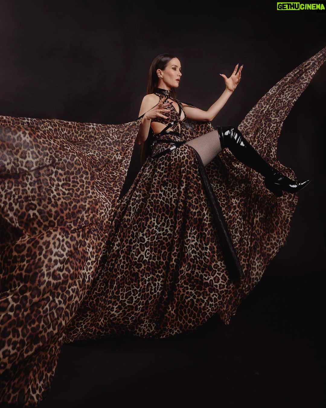 Natalia Oreiro Instagram - El Gato volador 🐆 Anoche en semifinales de @lavoz_uy 🐆 @brunoilusorio 🖤 @_tavogarcia 🐆 @rosanjuan 🖤 @luligemelli 🐆 @ghoda.uy 🖤 @lajollashoes 🐆 @diegoalfonsouy 🖤 @castillosfernando 🐆 @merynaor 🖤 @@karechelixir 🐆 @bliss.com.ar 🖤 @lu.lul