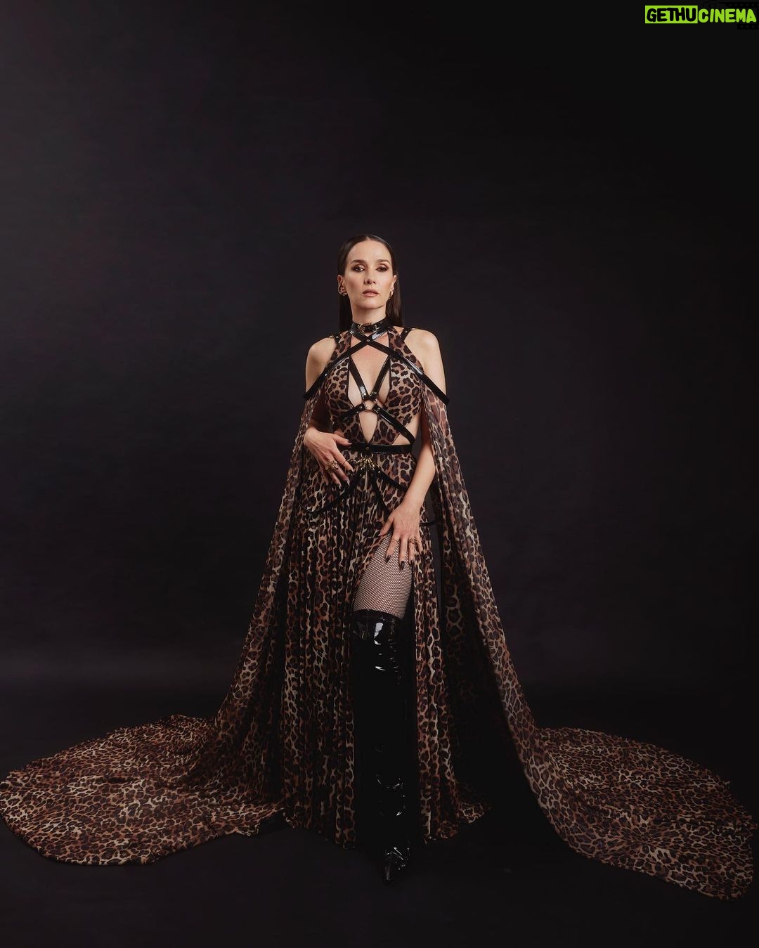 Natalia Oreiro Instagram - El Gato volador 🐆 Anoche en semifinales de @lavoz_uy 🐆 @brunoilusorio 🖤 @_tavogarcia 🐆 @rosanjuan 🖤 @luligemelli 🐆 @ghoda.uy 🖤 @lajollashoes 🐆 @diegoalfonsouy 🖤 @castillosfernando 🐆 @merynaor 🖤 @@karechelixir 🐆 @bliss.com.ar 🖤 @lu.lul