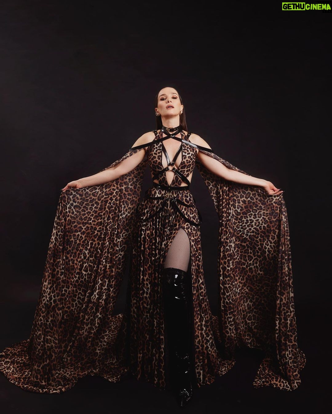 Natalia Oreiro Instagram - El Gato volador 🐆 Anoche en semifinales de @lavoz_uy 🐆 @brunoilusorio 🖤 @_tavogarcia 🐆 @rosanjuan 🖤 @luligemelli 🐆 @ghoda.uy 🖤 @lajollashoes 🐆 @diegoalfonsouy 🖤 @castillosfernando 🐆 @merynaor 🖤 @@karechelixir 🐆 @bliss.com.ar 🖤 @lu.lul
