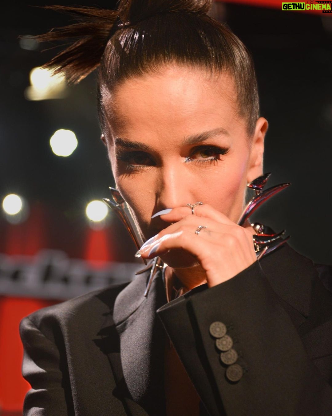 Natalia Oreiro Instagram - Por lo único que me gustan los lunes es por @lavoz_uy A ustedes, les gustan los lunes? 📷 @carla.baldisseri 🖤 @muglerofficial x @hm 🖤 @ramirezdenegro 🖤 @mono.fuk 🖤 @rosanjuan 🖤 @luligemelli 🖤 @diegoalfonsouy 🖤 @castillosfernando 🖤 @merynaor 🖤 @bliss.com.ar - Единственная причина, по которой я люблю понедельники, это @lavoz_uy А вы? Любите понедельники?