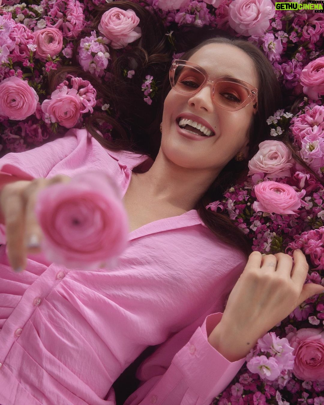 Natalia Oreiro Instagram - Feliz primavera 🌸🌸🌸 Nueva colección de gafas🩷🩷🩷 👓 @byranieri @lasoreirooficial 🌸 @brunoilusorio 🌸 @luligemelli 🌸 @karinacamporinomkp 🌸 @giachinomatias 🌸 @vivistallone 🌸 @veronica.bonomo 🌸 @tomas_bergman 🌸 @anteraestudio