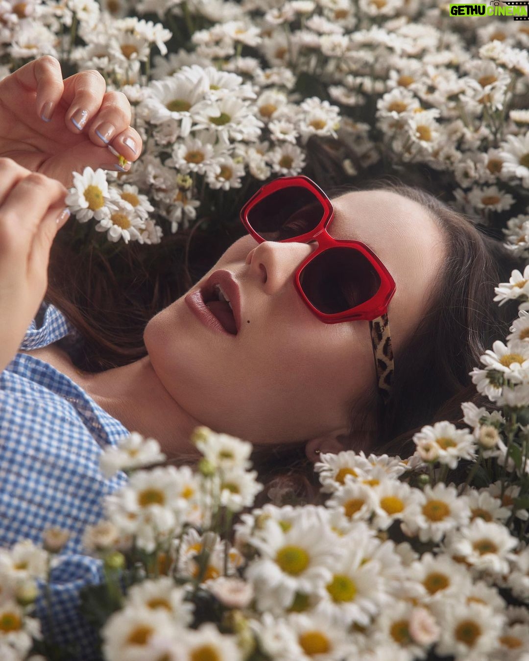 Natalia Oreiro Instagram - Me quiere, no me quiere Me quiero🌼🤓💛 Nueva colección de gafas👓 @byranieri @lasoreirooficial @brunoilusorio @luligemelli @karinacamporinomkp @giachinomatias @veronica.bonomo @tomas_bergman @anteraestudio Любит, не любит? Я люблю себя 🌼🤓💛