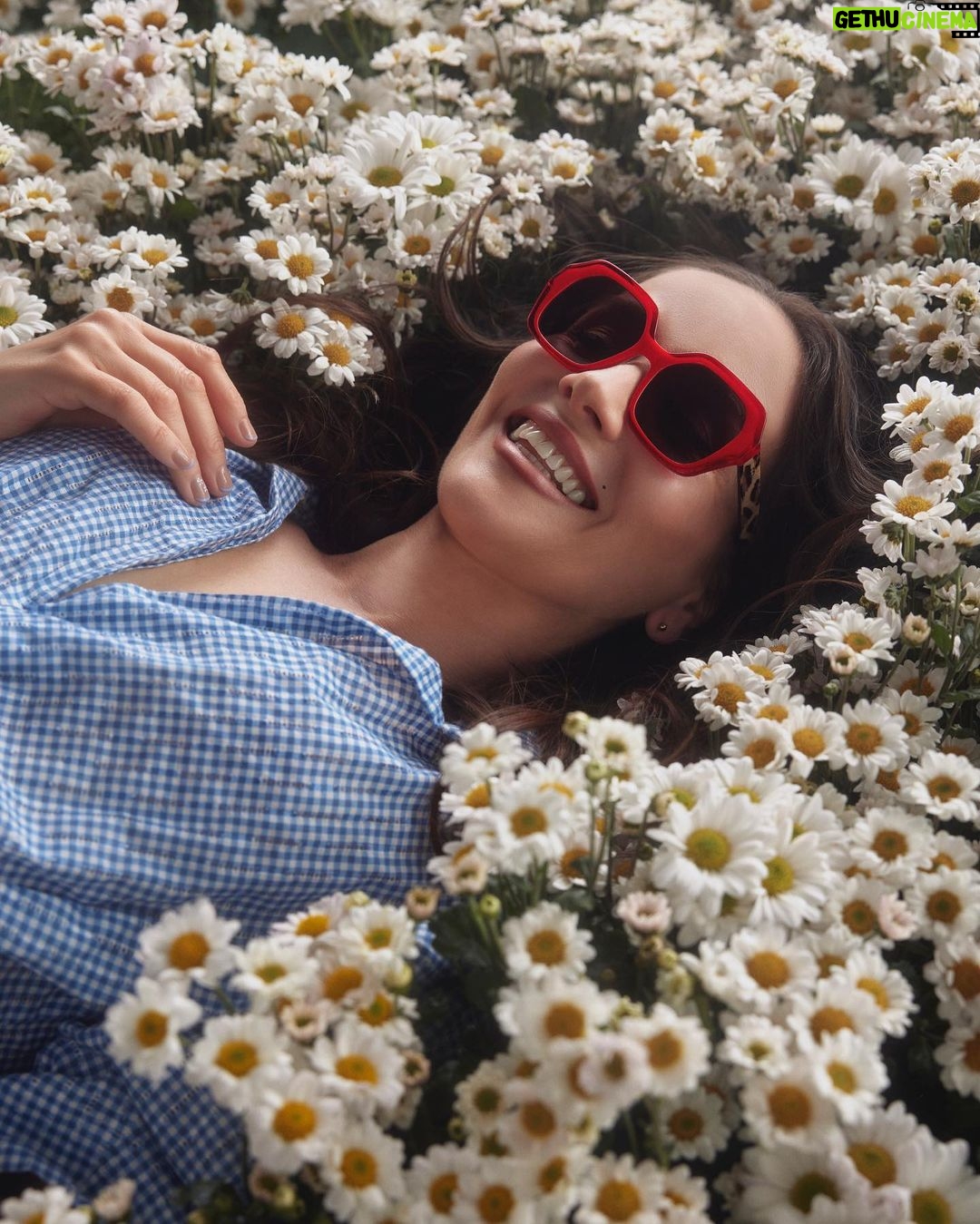 Natalia Oreiro Instagram - Me quiere, no me quiere Me quiero🌼🤓💛 Nueva colección de gafas👓 @byranieri @lasoreirooficial @brunoilusorio @luligemelli @karinacamporinomkp @giachinomatias @veronica.bonomo @tomas_bergman @anteraestudio Любит, не любит? Я люблю себя 🌼🤓💛