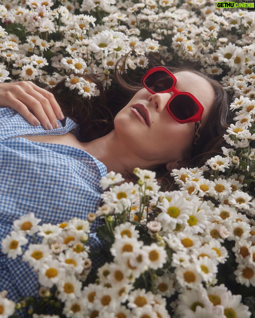 Natalia Oreiro Instagram - Me quiere, no me quiere Me quiero🌼🤓💛 Nueva colección de gafas👓 @byranieri @lasoreirooficial @brunoilusorio @luligemelli @karinacamporinomkp @giachinomatias @veronica.bonomo @tomas_bergman @anteraestudio Любит, не любит? Я люблю себя 🌼🤓💛