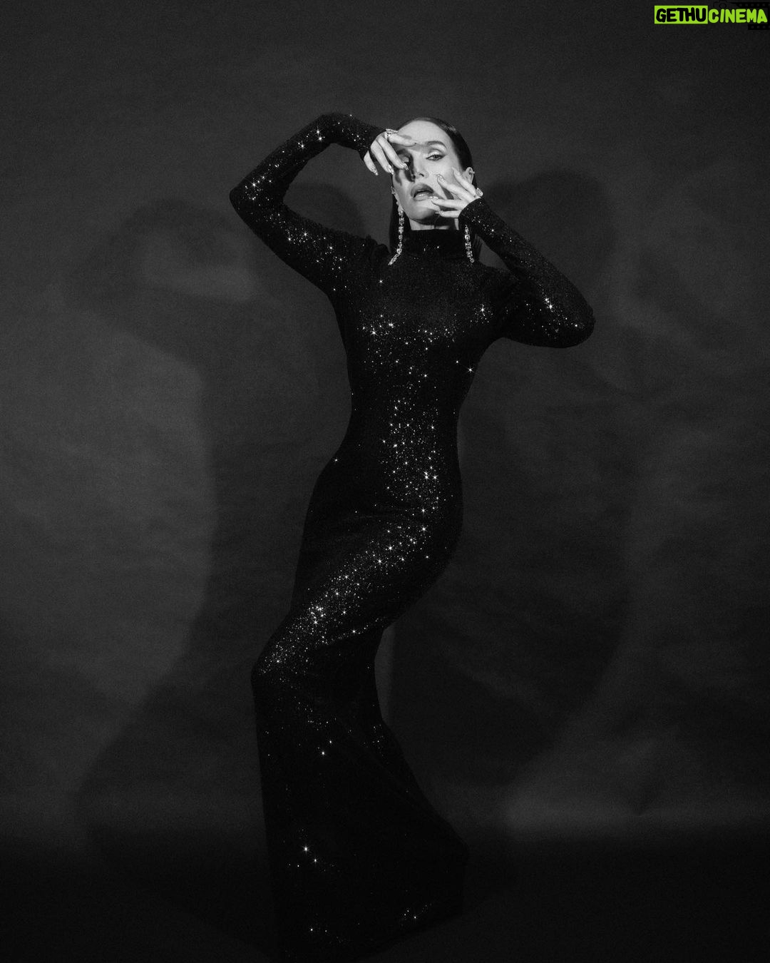 Natalia Oreiro Instagram - 🖤🖤🖤 Noche de @lavoz_uy 🖤 @brunoilusorio 🖤 @elcamarin 🖤 @luligemelli 🖤 @rosanjuan 🖤 @castillosfernando 🖤 @diegoalfonsouy 🖤 @merynaor 🖤 @fefodiiaz 🖤 @mono.fuk 🖤 @bliss.com.ar 🖤 @fahomauy