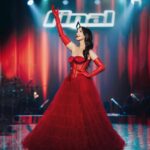 Natalia Oreiro Instagram - ⁣ Todo tiene un final, decía Vox Dei ♥️ Anoche fué la final de @lavoz_uy Un ciclo que amé conducir, por el que pasaron grandes artistas con muchos sueños... ojalá se lleven algo de todo el amor que el equipo que hace La Voz le pone a su tarea. Es enorme el compromiso y la dedicación de cada área. En un mundo cada vez más hostil, la humanidad, la pasión, el respeto y el talento se agradecen a mares. Y eso es justamente lo que tengo; AGRADECIMIENTO a cada persona que confió y acompañó, que me miró a los ojos y me preguntó cómo estaba, que me escuchó, me vistió, maquilló, peinó, me dió agua... y tantas, tantas cosas hicieron por mi en este proyecto. A veces en la vorágine uno se olvida lo que cuesta... a todxs nos cuesta. Dejar a nuestras familias tantas horas...a ellos también gracias ♥️ Hasta siempre compañeros y compañeras, se les quiere mucho y se les va a extrañar ♥️♥️♥️ @canal10uruguay @vivistallone @rosanjuan @luligemelli @castillosfernando @diegoalfonsouy @merynaor @brunoilusorio 👗 @jorgereyoficial 🎵 @florenciatellado 👠 @lucianomarraok 📸 @maurogonzalezf - «У всего есть конец» - говорил Vox Dei ❤️ Вчера вечером прошел финал шоу @lavoz_uy Цикл, который мне очень понравилось вести, через который прошли великие артисты, с множеством мечтаний… Хотелось бы, чтобы они забрали с собой часть той любви, которую вся команда, занимающаяся «Голосом» вкладывает в свою работу. Приверженность и преданность команды огромны. Во все более враждебном мире высоко ценятся человечность, страсть, уважение и талант. И это именно то, что я испытываю: БЛАГОДАРНОСТЬ каждому, кто доверял мне и сопровождал меня, кто смотрел мне в глаза и спрашивал, как я себя чувствую, кто меня слушал, одевал, делал макияж, прическу, давал воды… и столько сделал для меня в этом проекте. Иногда в водовороте забываешь чего это стоит. Всем нам тяжело оставлять наши семьи на протяжении многих часов… Им тоже спасибо ❤️ До новых встреч, коллеги. Я вас очень люблю и буду скучать ❤️❤️❤️