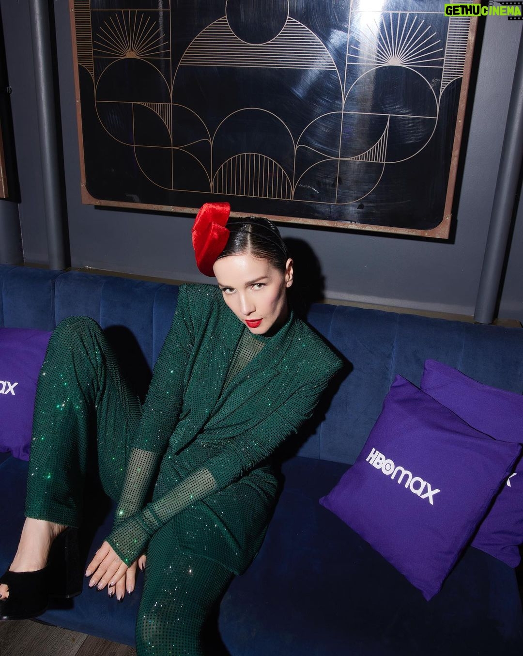 Natalia Oreiro Instagram - ♥️♥️♥️ Quiero contarles que este 1ero de septiembre se estrena en HBO Max #CasiMuerta, una peli que disfruté muchísimo y que los va a llenar de risas y lágrimas, con un elenco espectacular y la dirección del número uno, @mirasfernan♥️♥️♥️ @hbomaxar @hbomaxla @hbomaxar #casimuertaHboMax 📸 @brunoilusorio 👗 @mergorof #Gorof ♥️ @florenciatellado 👠 @lucianomarraok ✂️@giachinomatias 💄 @karinacamporinomkp ⚡️@luligemelli 🌈 @vivistallone 💅@bliss.com.ar 👓 @byranieri @lasoreirooficial