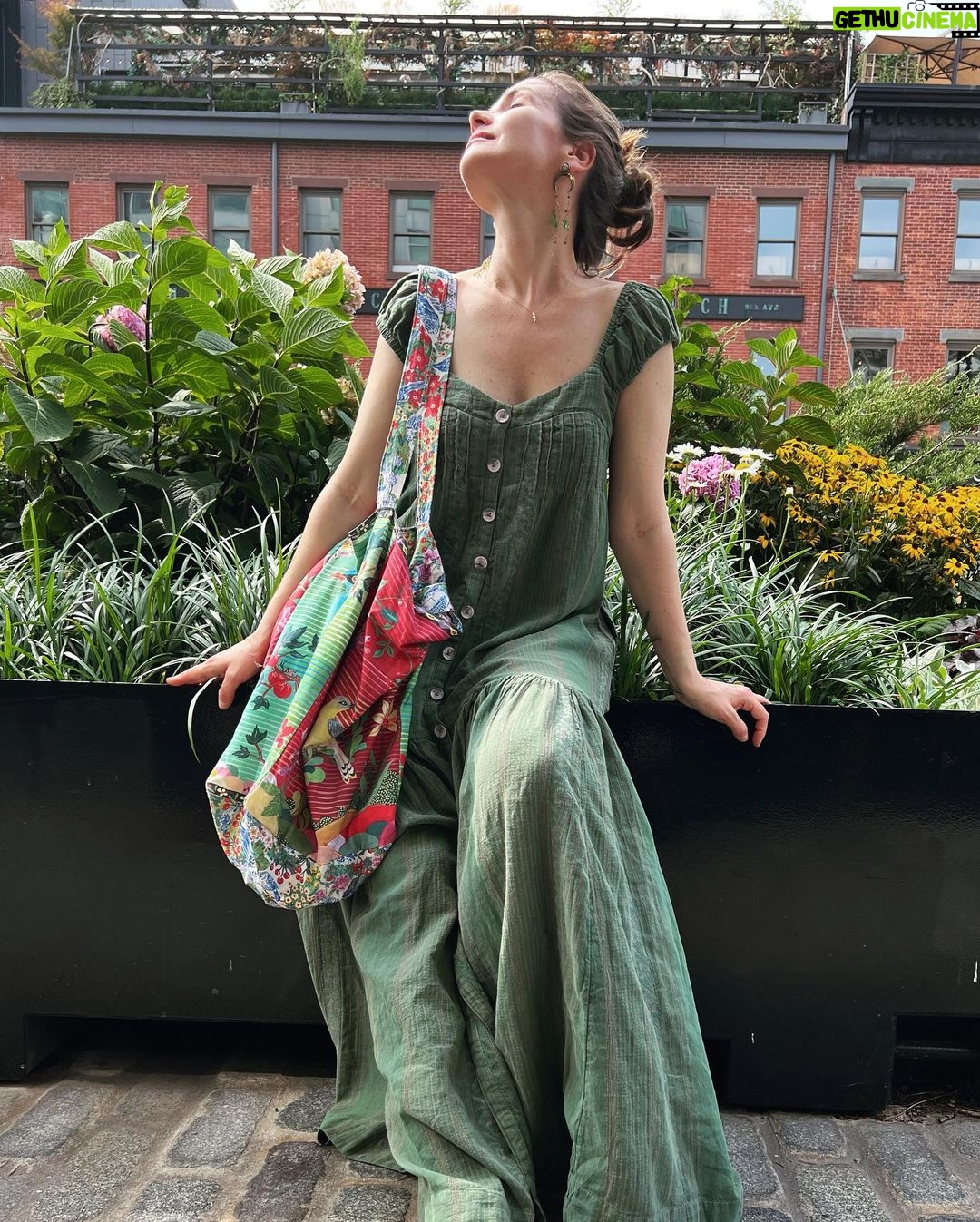 Natalia Oreiro Instagram - Libres son los que piensan, no los que obedecen. Enseñar es enseñar a dudar. E.Galeano - Свободен тот, кто думает, а не тот, кто повинуется. Учить - значит учить сомневаться. Э. Галеано