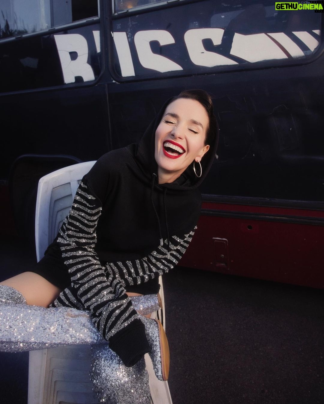Natalia Oreiro Instagram - Salimos de gira? ⚡️👽⚡️👽⚡️ 📷 @brunoilusorio ⚡️ @mono.fuk 👽 @lucianomarraok ⚡️ @luligemelli 👽 @rosanjuan ⚡️ @castillosfernando 👽 @diegoalfonsouy ⚡️ @merynaor 👽 @fefodiiaz ⚡️ @bliss.com.ar