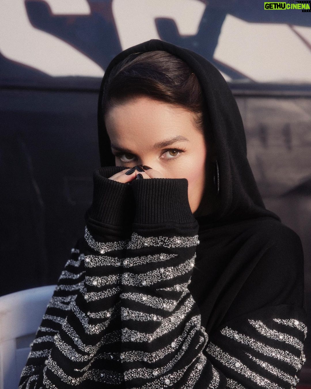 Natalia Oreiro Instagram - Salimos de gira? ⚡️👽⚡️👽⚡️ 📷 @brunoilusorio ⚡️ @mono.fuk 👽 @lucianomarraok ⚡️ @luligemelli 👽 @rosanjuan ⚡️ @castillosfernando 👽 @diegoalfonsouy ⚡️ @merynaor 👽 @fefodiiaz ⚡️ @bliss.com.ar