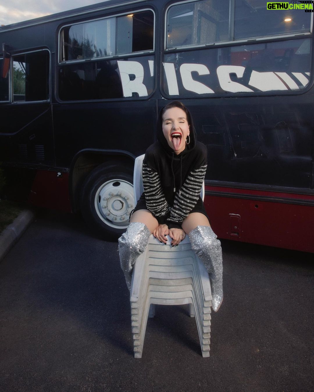 Natalia Oreiro Instagram - Salimos de gira? ⚡️👽⚡️👽⚡️ 📷 @brunoilusorio ⚡️ @mono.fuk 👽 @lucianomarraok ⚡️ @luligemelli 👽 @rosanjuan ⚡️ @castillosfernando 👽 @diegoalfonsouy ⚡️ @merynaor 👽 @fefodiiaz ⚡️ @bliss.com.ar
