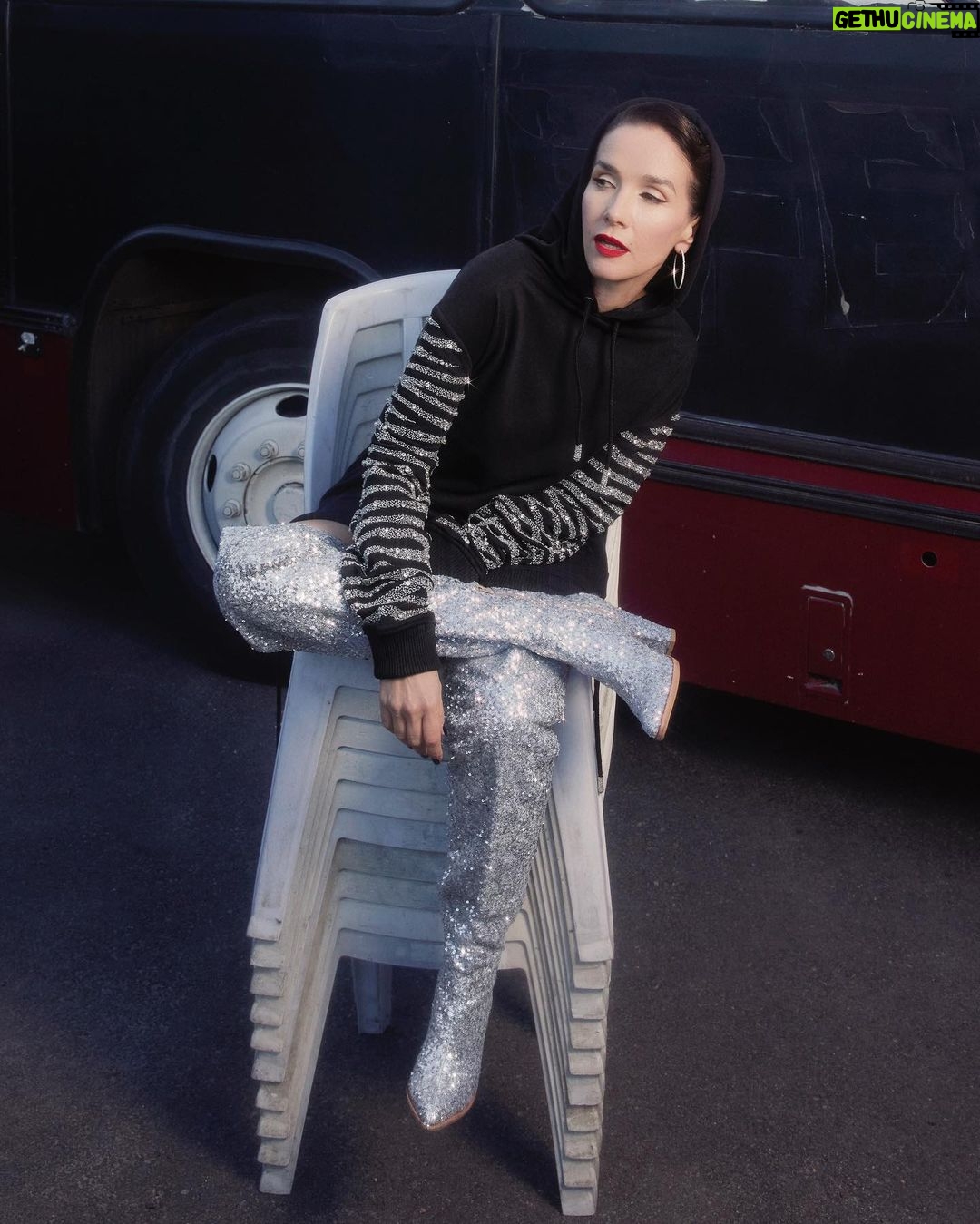 Natalia Oreiro Instagram - Salimos de gira? ⚡️👽⚡️👽⚡️ 📷 @brunoilusorio ⚡️ @mono.fuk 👽 @lucianomarraok ⚡️ @luligemelli 👽 @rosanjuan ⚡️ @castillosfernando 👽 @diegoalfonsouy ⚡️ @merynaor 👽 @fefodiiaz ⚡️ @bliss.com.ar