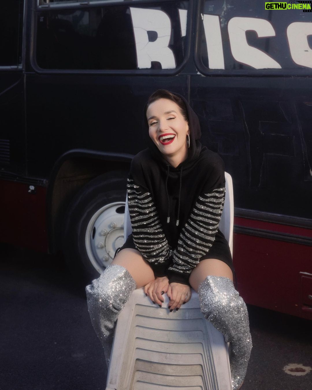 Natalia Oreiro Instagram - Salimos de gira? ⚡️👽⚡️👽⚡️ 📷 @brunoilusorio ⚡️ @mono.fuk 👽 @lucianomarraok ⚡️ @luligemelli 👽 @rosanjuan ⚡️ @castillosfernando 👽 @diegoalfonsouy ⚡️ @merynaor 👽 @fefodiiaz ⚡️ @bliss.com.ar